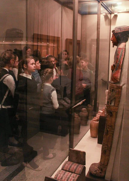 En grupp tonåringar genom glas exponeringen. — Stockfoto