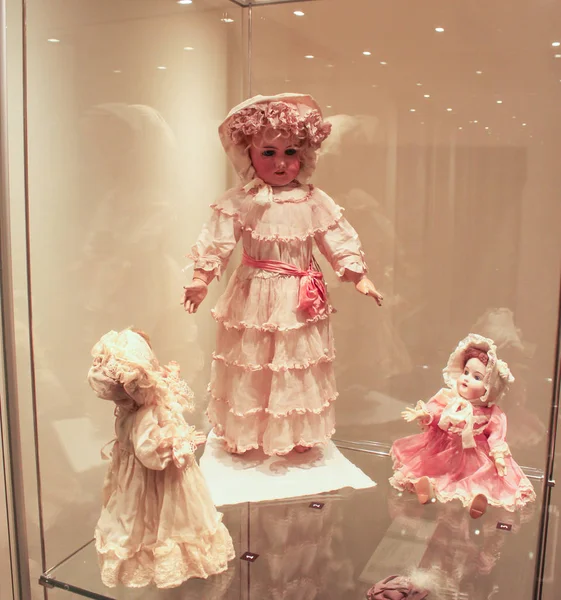 Exposición de muñecas antiguas los niños reales . — Foto de Stock