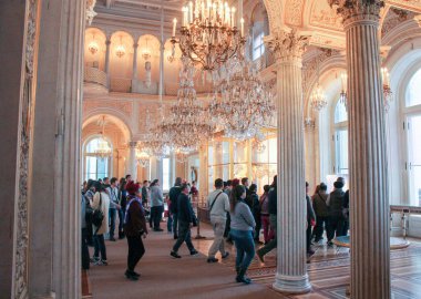 Bir grup ziyaretçi Hermitage Pavilion Hall.