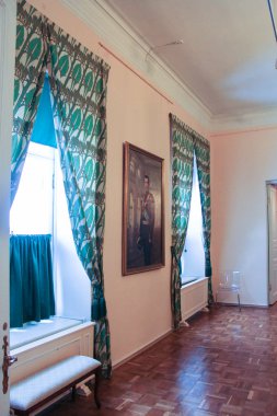 Gatchina Sarayı pencerelerini perdeler.