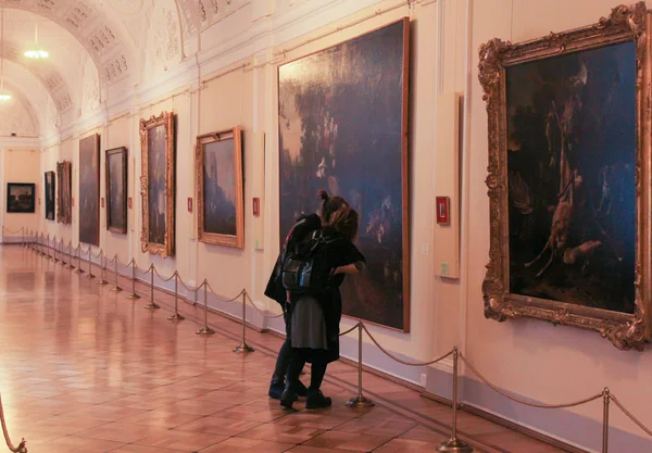 Pinturas e pessoas na Galeria Romanov . — Fotografia de Stock