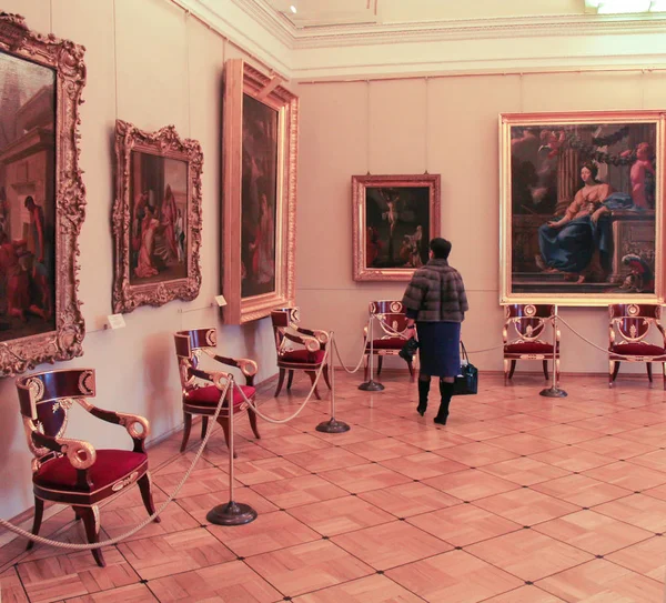 A mulher na sala com fotos . — Fotografia de Stock