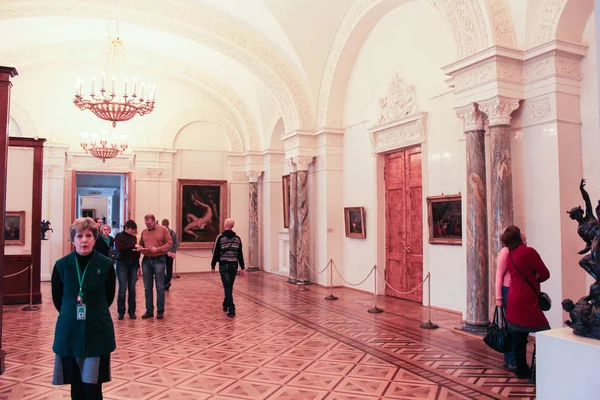 Hall com colunas de mármore . — Fotografia de Stock