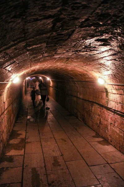 Zindan ziyaretçilere.