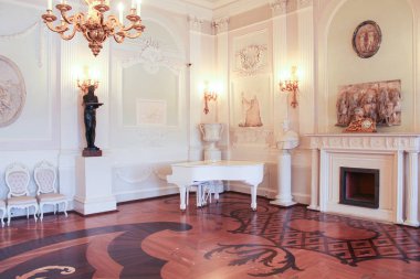 Beyaz Oda köşesinde kuyruklu piyano.