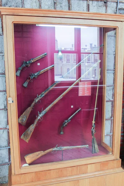Exposición de diferentes armas antiguas . — Foto de Stock