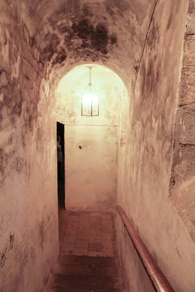 Turunan ke dalam gua Istana Gatchina . — Stok Foto