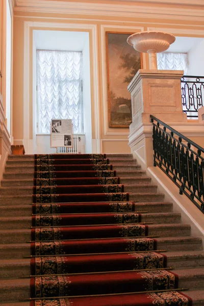 Escadaria de granito Gatchina Palace . — Fotografia de Stock