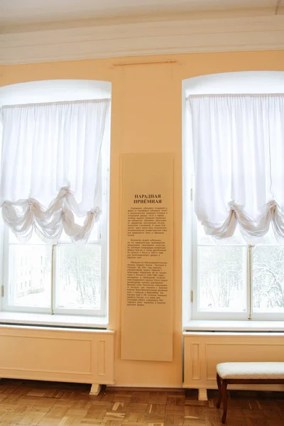 Las cortinas en las ventanas gran recepción . — Foto de Stock