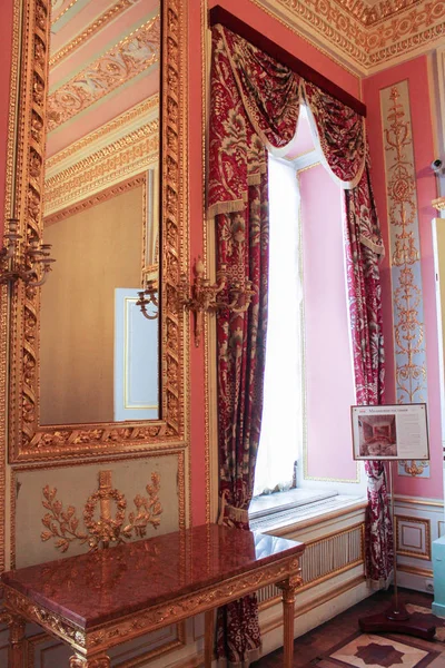 Salon intérieur cramoisi . — Photo