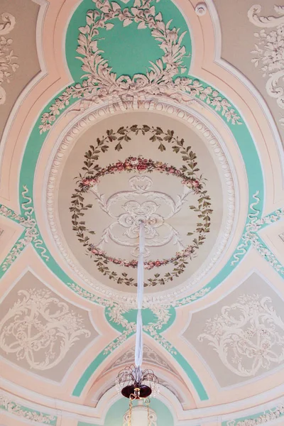 Il soffitto in un boudoir ovale . — Foto Stock