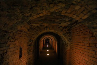 Eski tuğla kemerlerin.