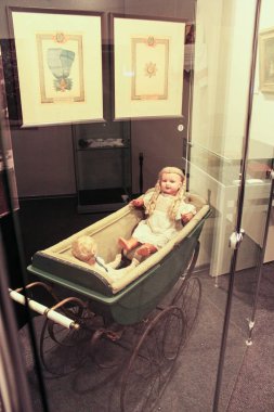 Fuar eski bir bebek arabası bebek.