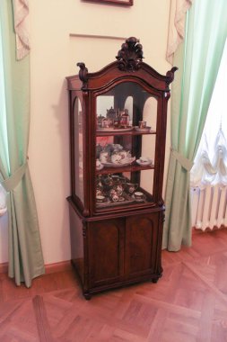 Yemekleri ile oyulmuş büfe.