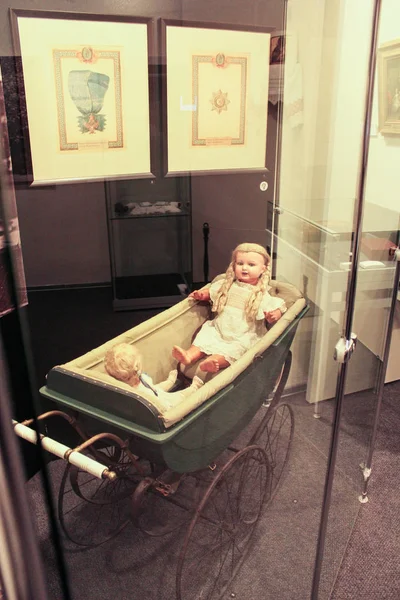 Fuar eski bir bebek arabası bebek.