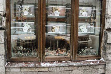 Noel vitrin eski depolama.