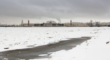 Kışın Vasilyevsky adasının tükürük.