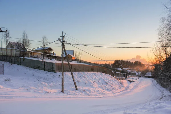 Vintersolnedgång i byn. — Stockfoto