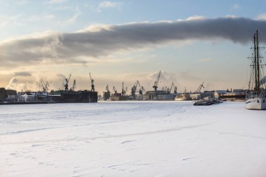 Nehir Limanı vinç.