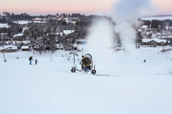 Cannoni da neve su una pista da sci . — Foto Stock
