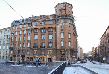 Eski ev Petrograd yan.