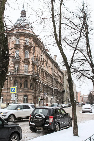 La maison avec une tour à l'intersection . — Photo