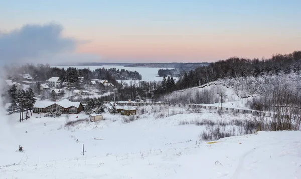 Vinterlandskap med byn. — Stockfoto