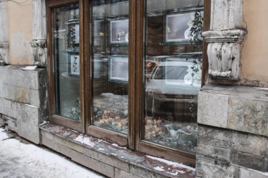 Bolshaya Morskaya Caddesi üzerinde eski Dükkanı vitrin.