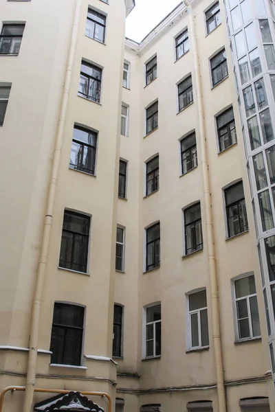 Las paredes de los edificios de la ciudad en el patio . — Foto de Stock