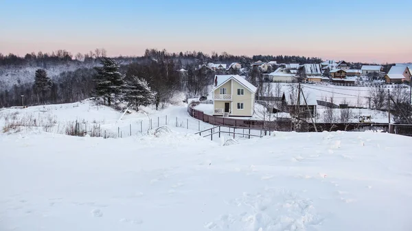 Paese villaggio in inverno . — Foto Stock