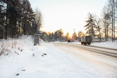 Kışın yolda araba.