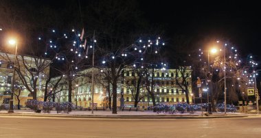Festively ağaçlar dekore edilmiş.