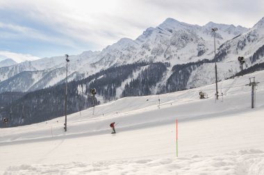 Adam bir asansör hitched.