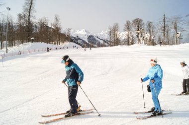 Yamaçlarda aile kayağı.