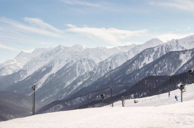 Beyaz dağ zirveleri.