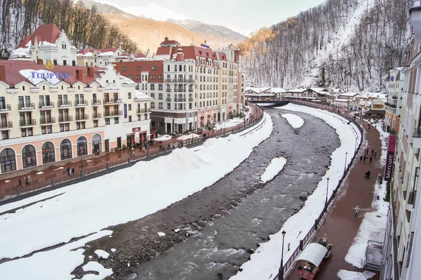 Hoteles en la orilla de un río de montaña . — Foto de Stock