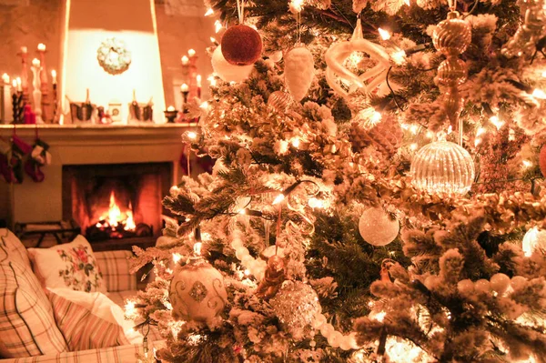 Weihnachten Tanne Kamin. — Stockfoto