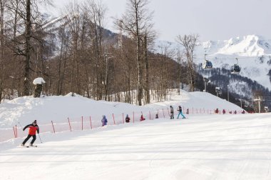 İnsanlar dağlarda kayak yapıyor..