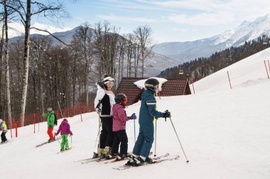 Kayaklar üzerinde çocuğu olan kadın.