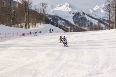 Çocuk kayak pisti üzerinde.