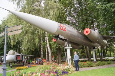 Bir kaide üzerinde bir askeri uçak.