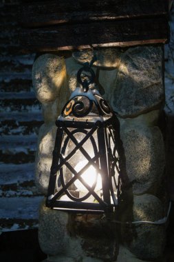 Söz konusu demir fener yanan.