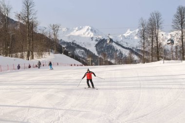 adam kayaklar üzerinde.