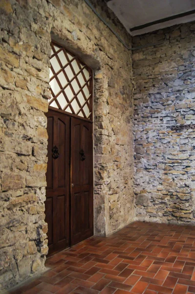 Деревянная дверь в каменной стене . — стоковое фото