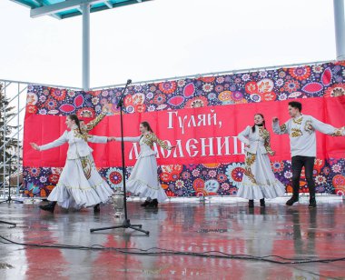 Geleneksel Rus dansları.
