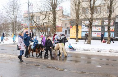 Buz pateni çocuklar midilli üzerinde.