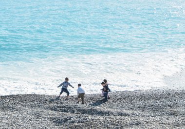 Sahilde bir grup çocuk..