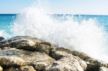 Su sıçramalarına taşlar üzerinde köpük.