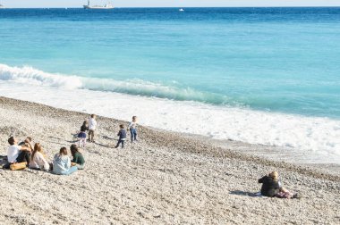 Bir grup insan Cote d'Azur.