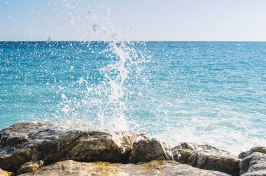 Taşların üzerinde sprey.